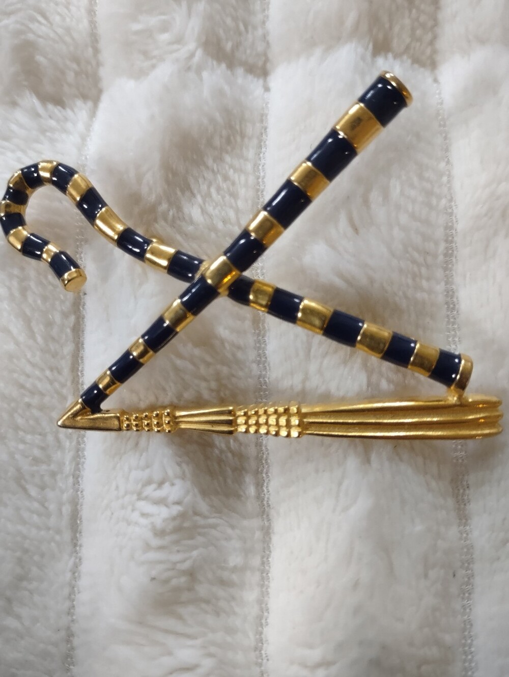 Vintage Tutankhamon MMA 1978-79 Blue Enamel  Gold Tone Crook & Flail Brooch Pin